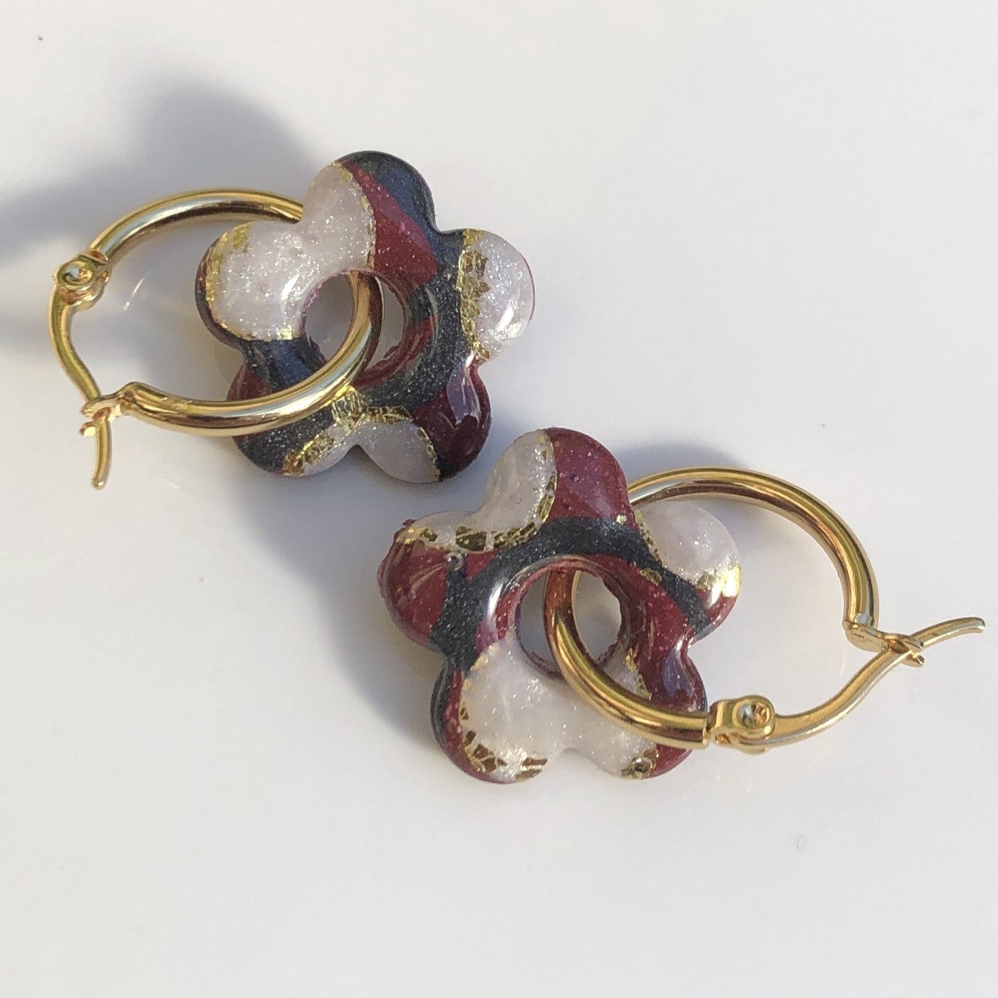 Boucles d'Oreilles Créoles Pampilles Fleurs - Blanc Nacré, Bordeaux et Or