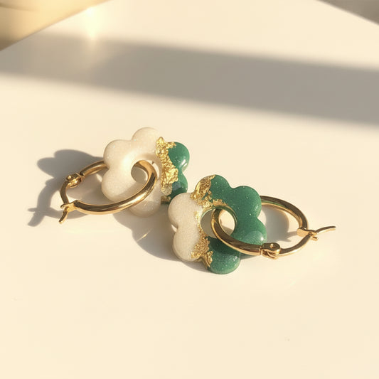 Boucles d'Oreilles Créoles Pampilles Fleurs - Vert Bouteille Blanc Or