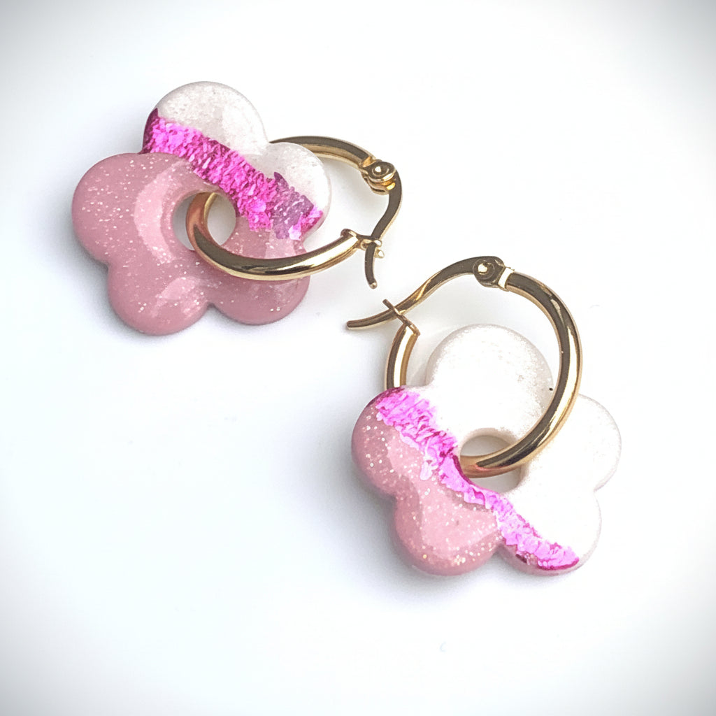 Boucles d'Oreilles Créoles Pampilles Fleurs Pop - Rose Chair et Blanc Nacré