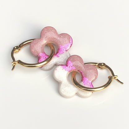 Boucles d'Oreilles Créoles Pampilles Fleurs 5 Pétales - Rose Chair et Blanc Nacré