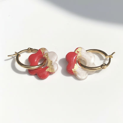Boucles d'Oreilles Créoles Pampilles Fleurs - Rouge Cerise et Blanc Nacré