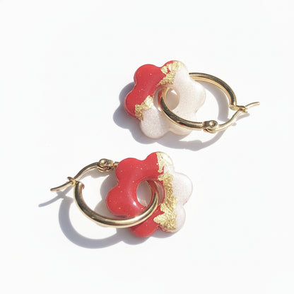 Boucles d'Oreilles Créoles Pampilles Fleurs - Rouge Cerise et Blanc Nacré