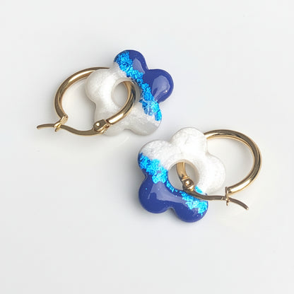 Boucles d'Oreilles Créoles Pampilles Fleurs 5 Pétales - Bleu Ultra Marin et Blanc Nacré