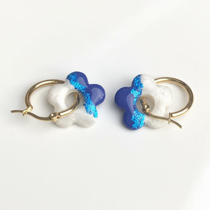 Boucles d'Oreilles Créoles Pampilles Fleurs 5 Pétales - Bleu Ultra Marin et Blanc Nacré