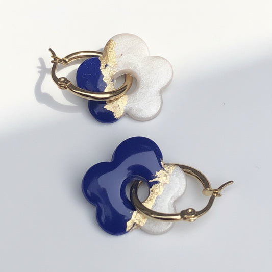 Boucles d'Oreilles Créoles Pampilles Fleurs Pop - Bleu Ultra Marin Blanc et Or