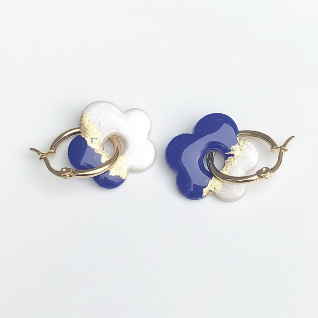 Boucles d'Oreilles Créoles Pampilles Fleurs Pop - Bleu Ultra Marin Blanc et Or