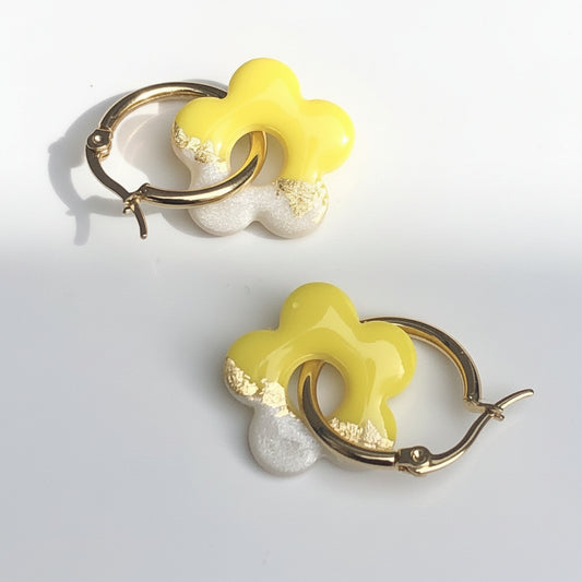 Boucles d'Oreilles Créoles Pampilles Fleurs Pop - Jaune Citron Blanc et Or