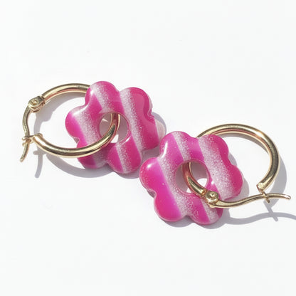 Boucles d'Oreilles Créoles Pampilles Fleurs - Rose Fuchsia et Blanc Nacré Rayé