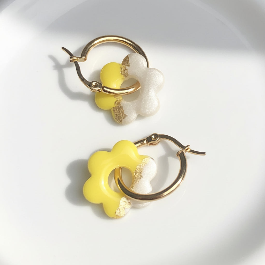 Boucles d'Oreilles Créoles Pampilles Fleurs - Jaune Citron et Blanc Nacré Rayé