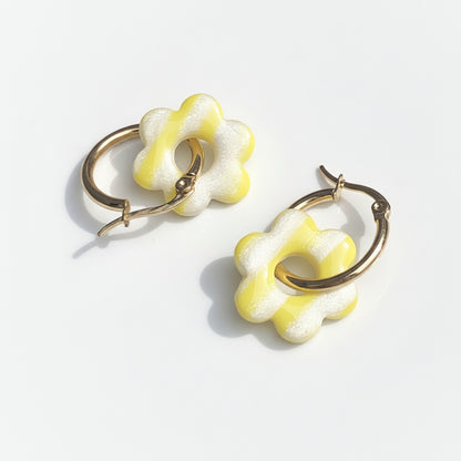 Boucles d'Oreilles Créoles Pampilles Fleurs - Jaune Primevère et Blanc Nacré Rayé