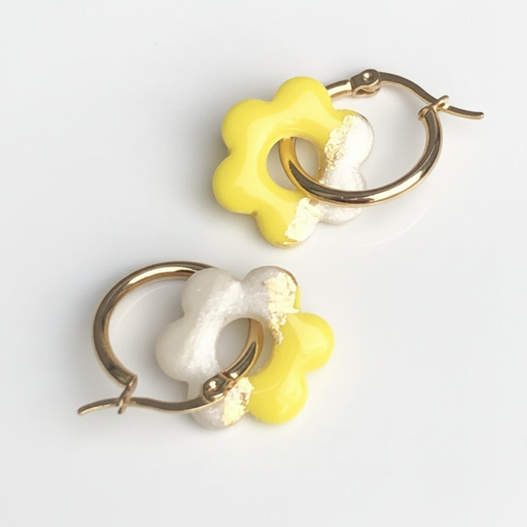 Boucles d'Oreilles Créoles Pampilles Fleurs - Jaune Citron et Blanc Nacré Rayé