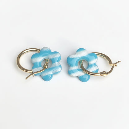 Boucles d'Oreilles Créoles Pampilles Fleurs - Bleu Menthe et Blanc Nacré Rayé