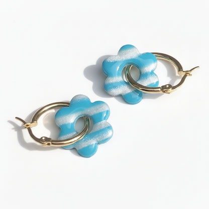 Boucles d'Oreilles Créoles Pampilles Fleurs - Bleu Menthe et Blanc Nacré Rayé