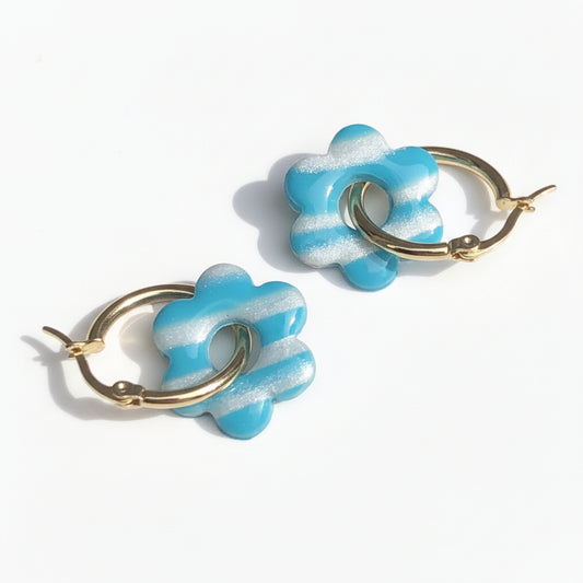 Boucles d'Oreilles Créoles Pampilles Fleurs - Bleu Menthe et Blanc Nacré Rayé