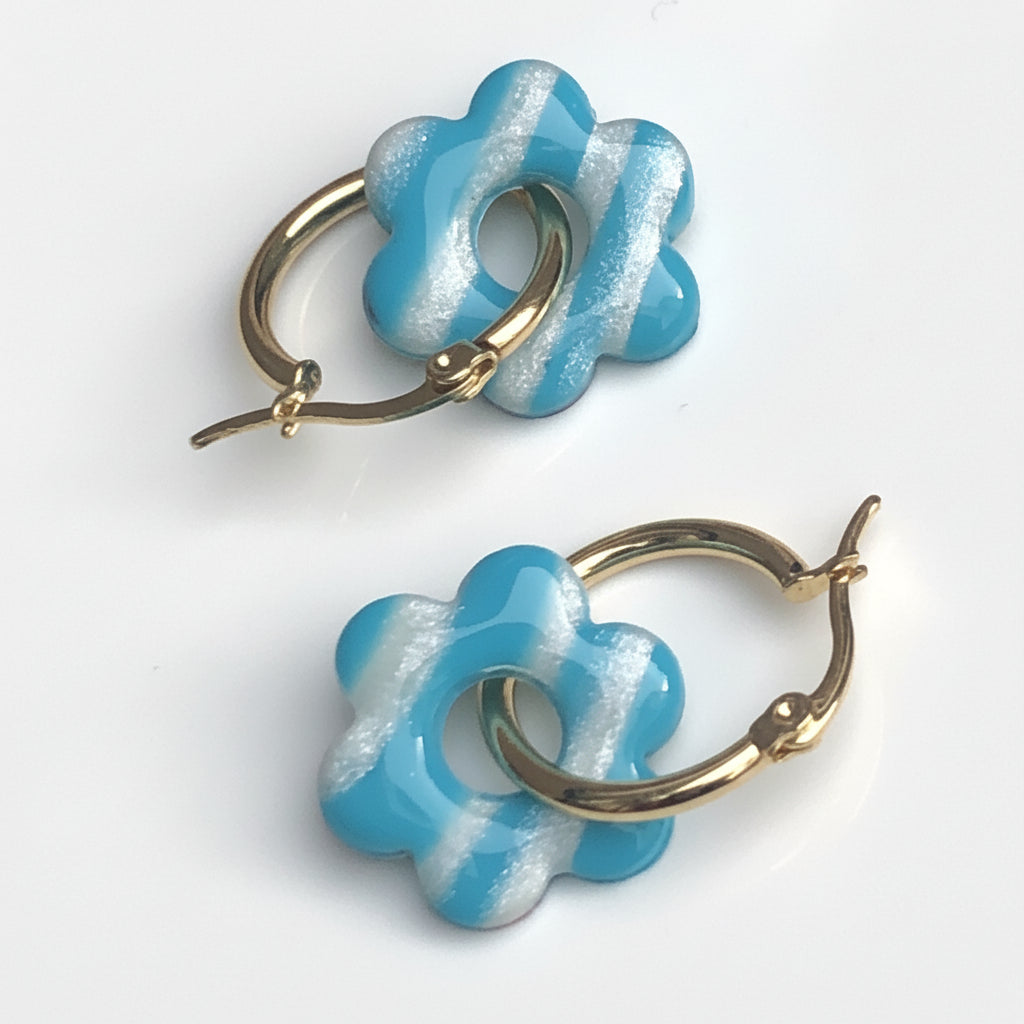 Boucles d'Oreilles Créoles Pampilles Fleurs - Bleu Menthe et Blanc Nacré Rayé