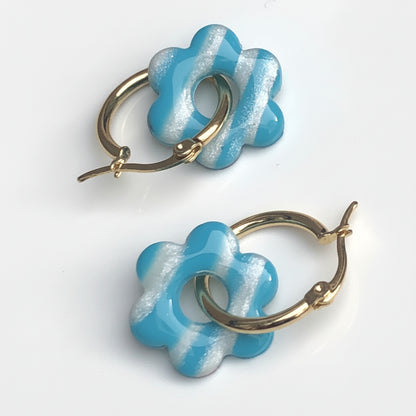 Boucles d'Oreilles Créoles Pampilles Fleurs - Bleu Menthe et Blanc Nacré Rayé
