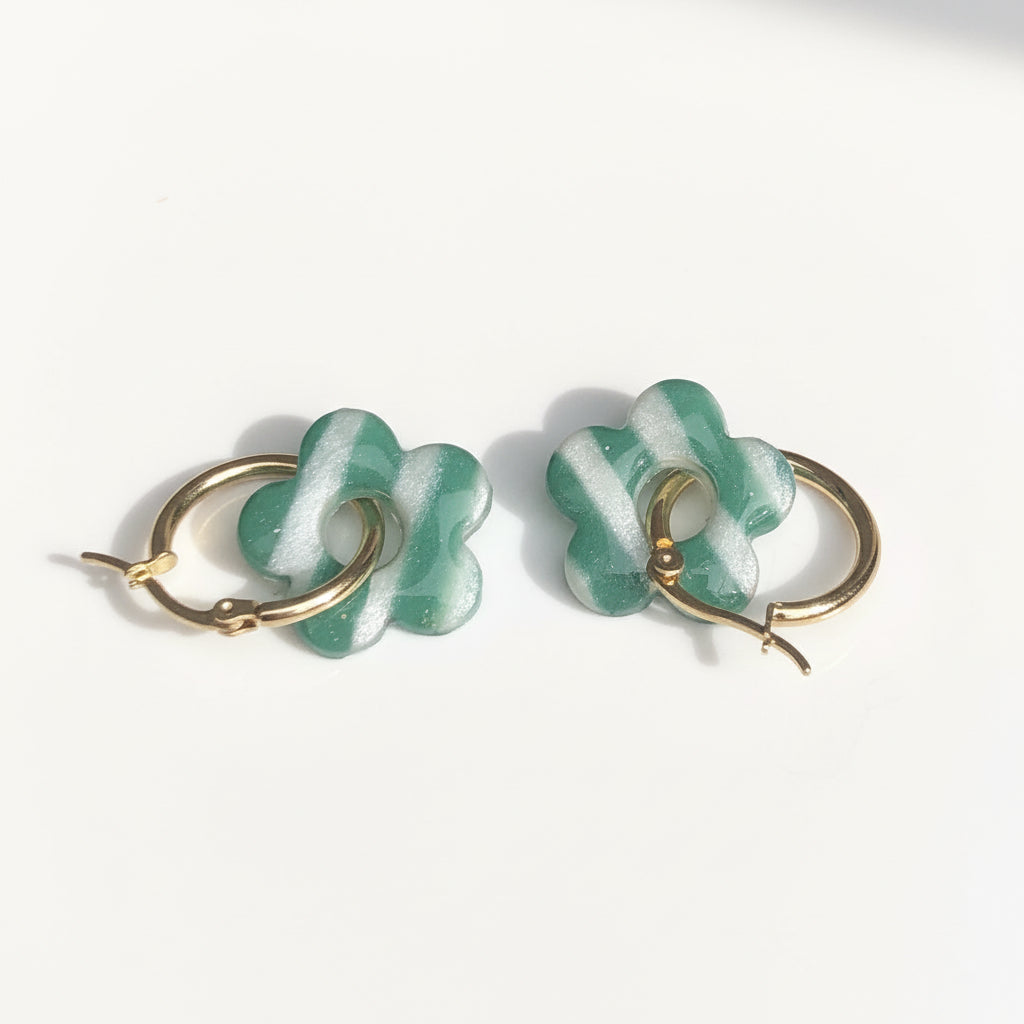 Boucles d'Oreilles Créoles Pampilles Fleurs 5 Pétales - Vert Sapin et Blanc Nacré Rayé