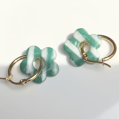 Boucles d'Oreilles Créoles Pampilles Fleurs 5 Pétales - Vert Sapin et Blanc Nacré Rayé