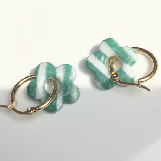 Boucles d'Oreilles Créoles Pampilles Fleurs 5 Pétales - Vert Sapin et Blanc Nacré Rayé