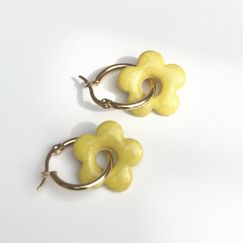 Boucles d'Oreilles Créoles Pampilles Fleurs 5 Pétales - Jaune Soleil