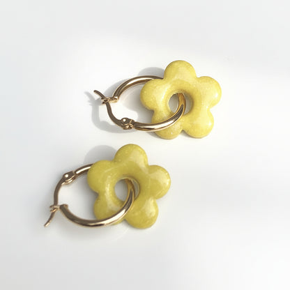 Boucles d'Oreilles Créoles Pampilles Fleurs 5 Pétales - Jaune Soleil