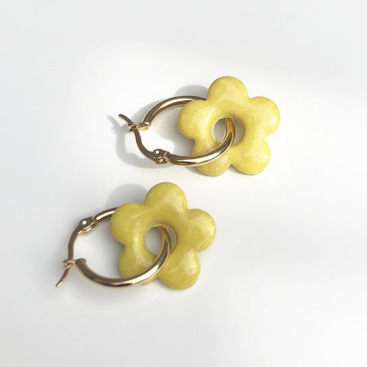 Boucles d'Oreilles Créoles Pampilles Fleurs 5 Pétales - Jaune Soleil
