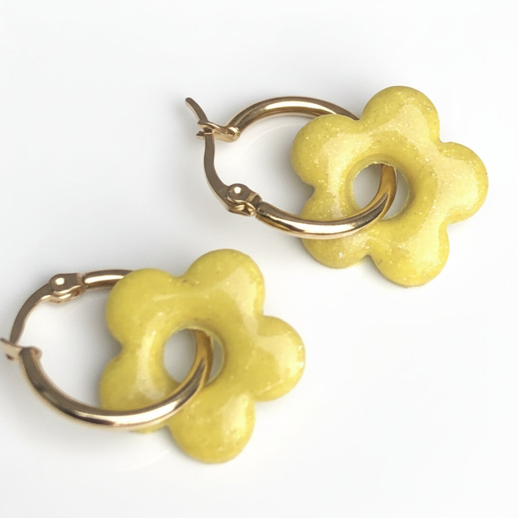 Boucles d'Oreilles Créoles Pampilles Fleurs 5 Pétales - Jaune Soleil