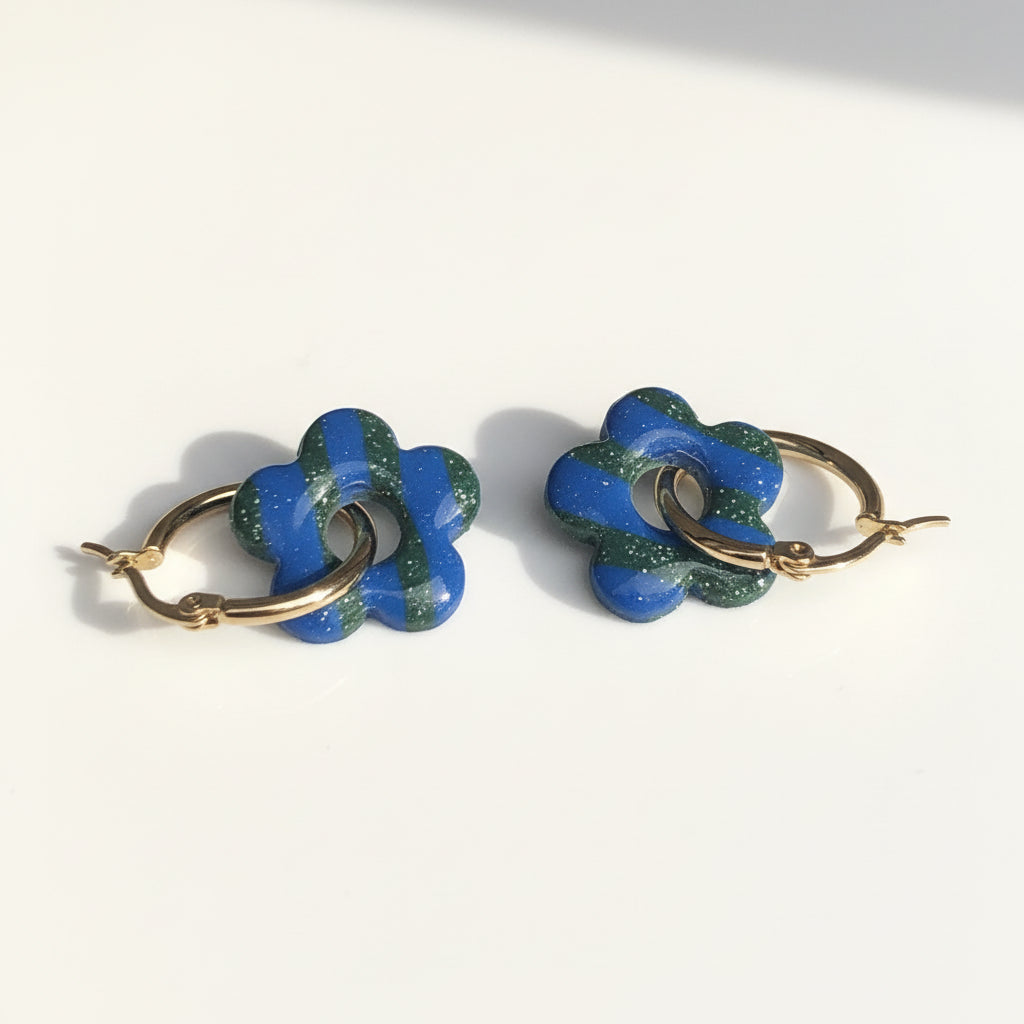 Boucles d'Oreilles Créoles Pampilles Fleurs 5 Pétales - Bleu Océan et Vert Galaxie Rayé