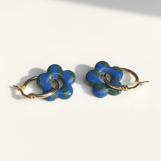 Boucles d'Oreilles Créoles Pampilles Fleurs 5 Pétales - Bleu Océan et Vert Galaxie Rayé