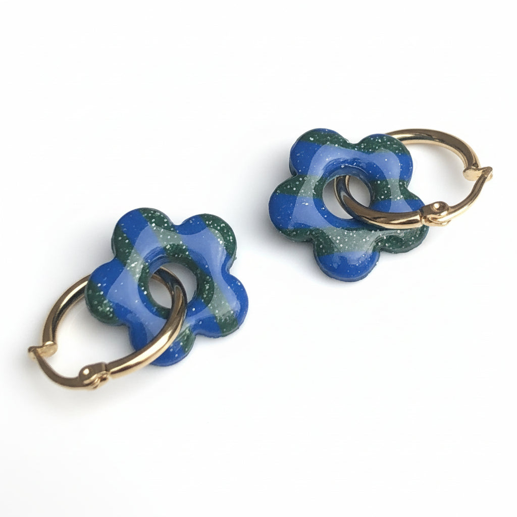 Boucles d'Oreilles Créoles Pampilles Fleurs 5 Pétales - Bleu Océan et Vert Galaxie Rayé