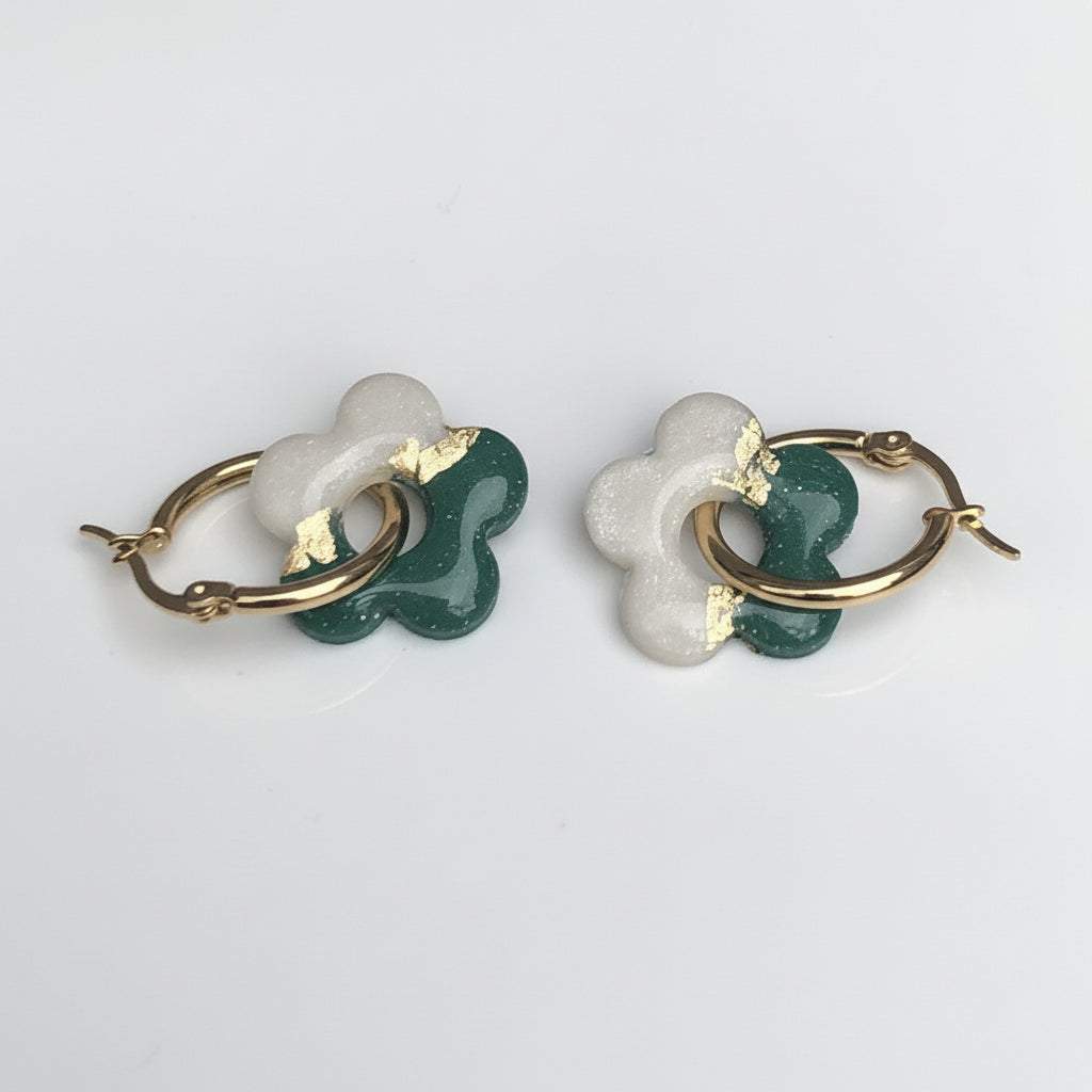 Boucles d'Oreilles Créoles Pampilles Fleurs 5 Pétales - Vert Bouteille Blanc et Or