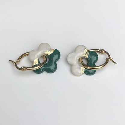 Boucles d'Oreilles Créoles Pampilles Fleurs 5 Pétales - Vert Bouteille Blanc et Or