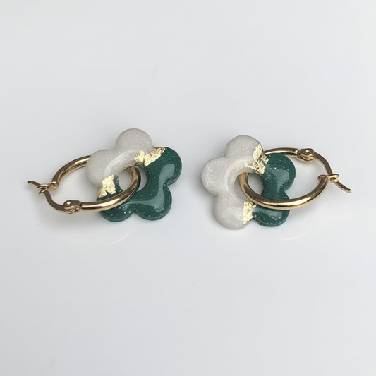 Boucles d'Oreilles Créoles Pampilles Fleurs 5 Pétales - Vert Bouteille Blanc et Or