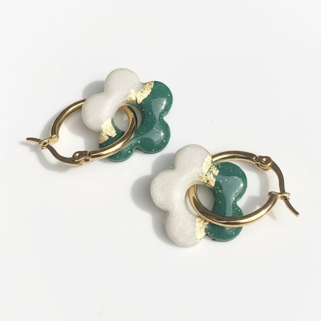 Boucles d'Oreilles Créoles Pampilles Fleurs 5 Pétales - Vert Bouteille Blanc et Or