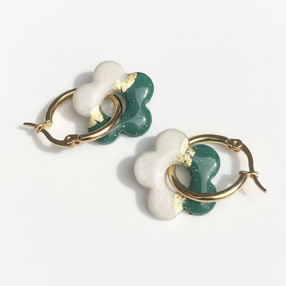 Boucles d'Oreilles Créoles Pampilles Fleurs 5 Pétales - Vert Bouteille Blanc et Or