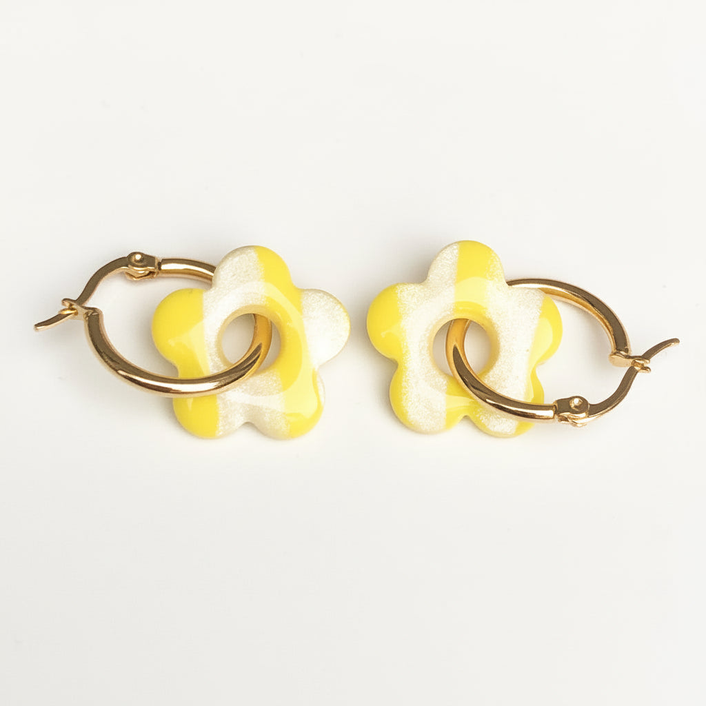 Boucles d'Oreilles Créoles Pampilles Fleurs 5 Pétales - Jaune Primevère et Blanc Nacré Rayé