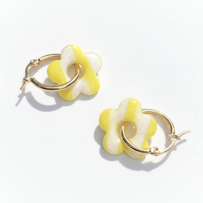 Boucles d'Oreilles Créoles Pampilles Fleurs 5 Pétales - Jaune Primevère et Blanc Nacré Rayé