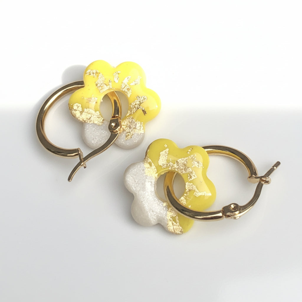 Boucles d'Oreilles Créoles Pampilles Fleurs - Jaune Primevère Blanc et Or Solaire