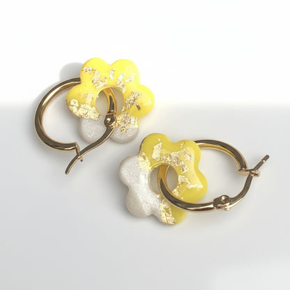 Boucles d'Oreilles Créoles Pampilles Fleurs - Jaune Primevère Blanc et Or Solaire