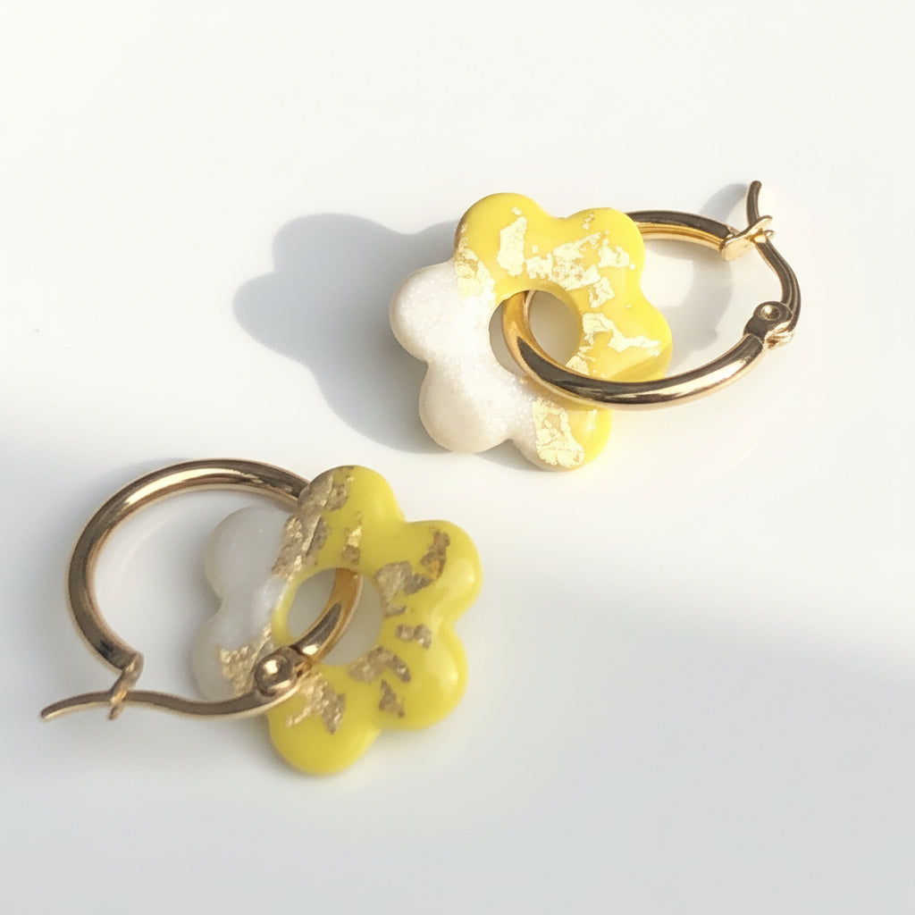 Boucles d'Oreilles Créoles Pampilles Fleurs - Jaune Primevère Blanc et Or Solaire