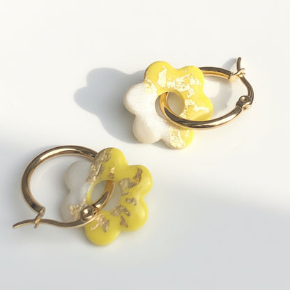 Boucles d'Oreilles Créoles Pampilles Fleurs - Jaune Primevère Blanc et Or Solaire