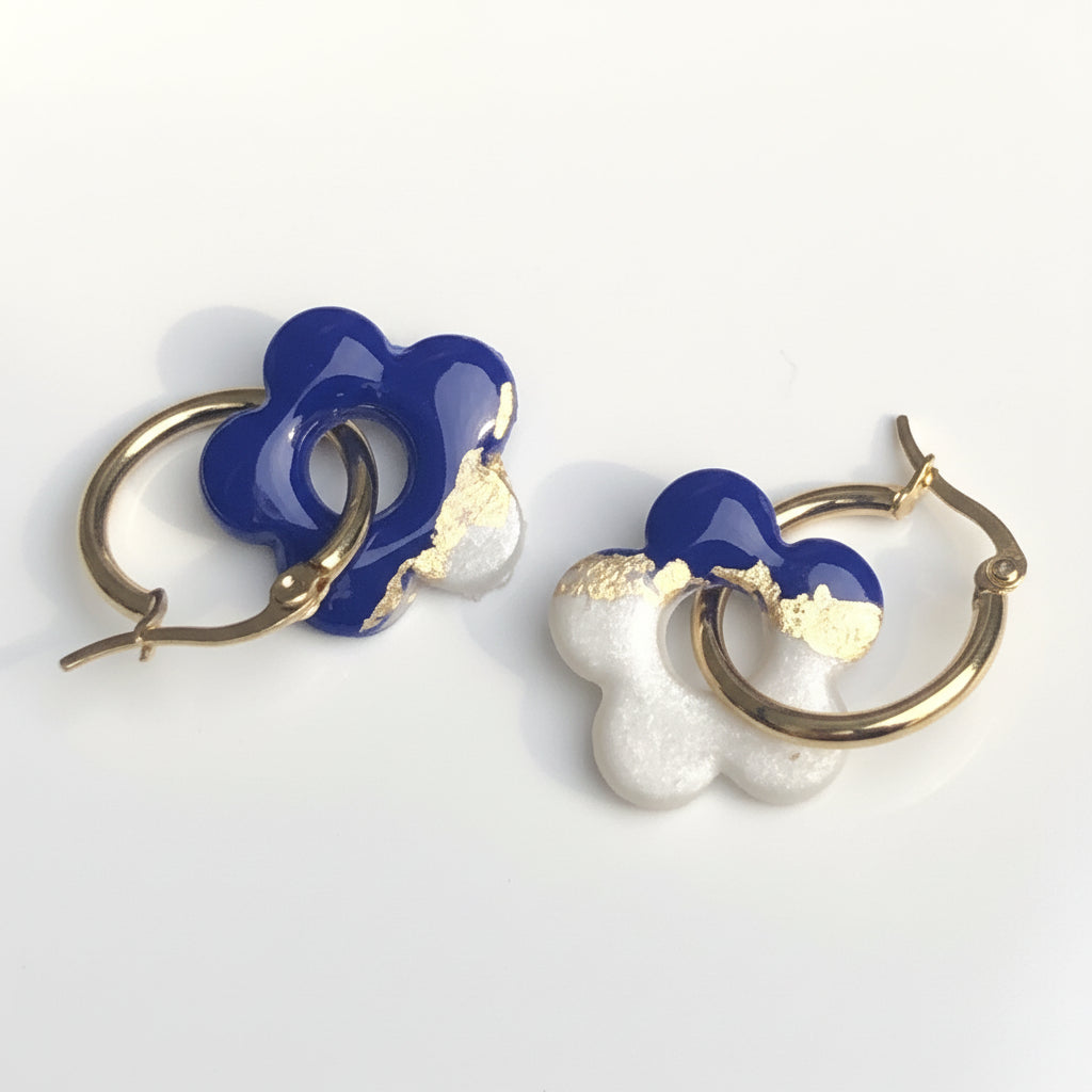 Boucles d'Oreilles Créoles Pampilles Fleurs 5 Pétales - Bleu Roi Blanc et Bleu Métallisé