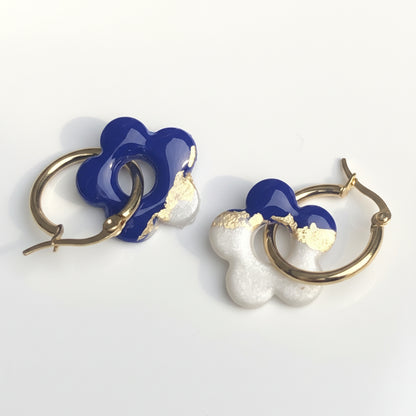 Boucles d'Oreilles Créoles Pampilles Fleurs 5 Pétales - Bleu Roi Blanc et Bleu Métallisé