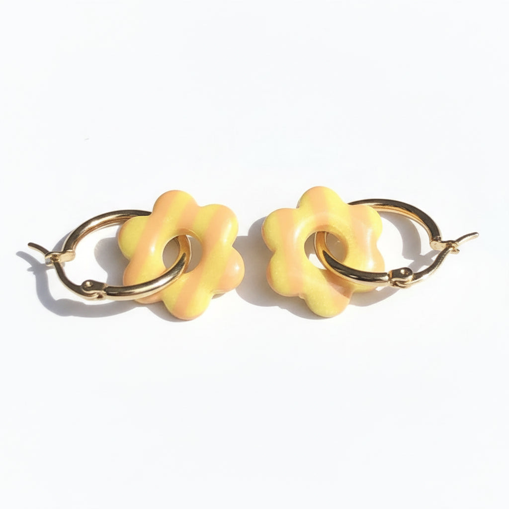 Boucles d'Oreilles Créoles Pampilles Fleurs - Jaune Primevère et Orange Papaye Rayé