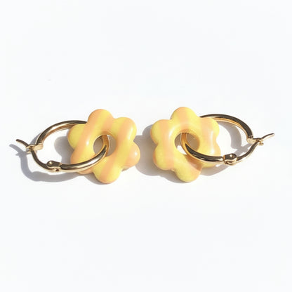 Boucles d'Oreilles Créoles Pampilles Fleurs - Jaune Primevère et Orange Papaye Rayé