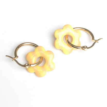 Boucles d'Oreilles Créoles Pampilles Fleurs - Jaune Primevère et Orange Papaye Rayé