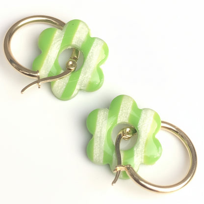Boucles d'Oreilles Créoles Pampilles Fleurs - Vert Primevère et Blanc Nacré Rayé