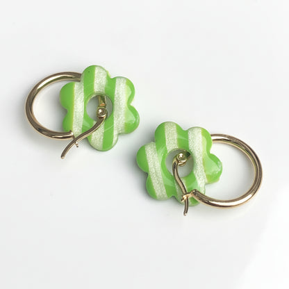 Boucles d'Oreilles Créoles Pampilles Fleurs - Vert Primevère et Blanc Nacré Rayé