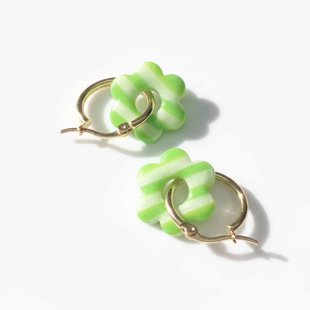 Boucles d'Oreilles Créoles Pampilles Fleurs - Vert Primevère et Blanc Nacré Rayé