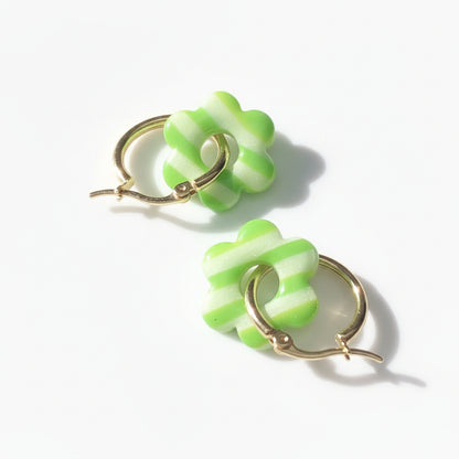Boucles d'Oreilles Créoles Pampilles Fleurs - Vert Primevère et Blanc Nacré Rayé